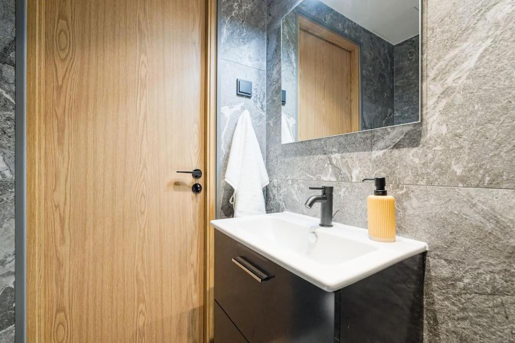 Huoneisto Stylish Near Old Town *